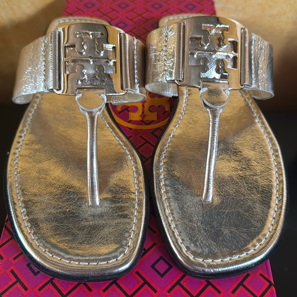 LN Tory Burch Georgia Sandals gold logo sz 6